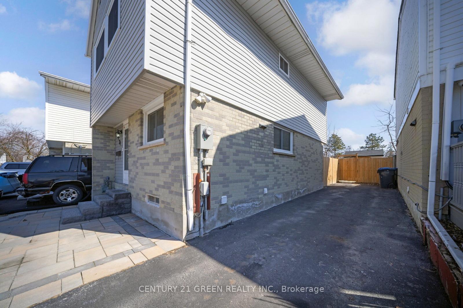 Photo 4 of 24 Jackman Drive, Brampton, Northgate — HOMEH