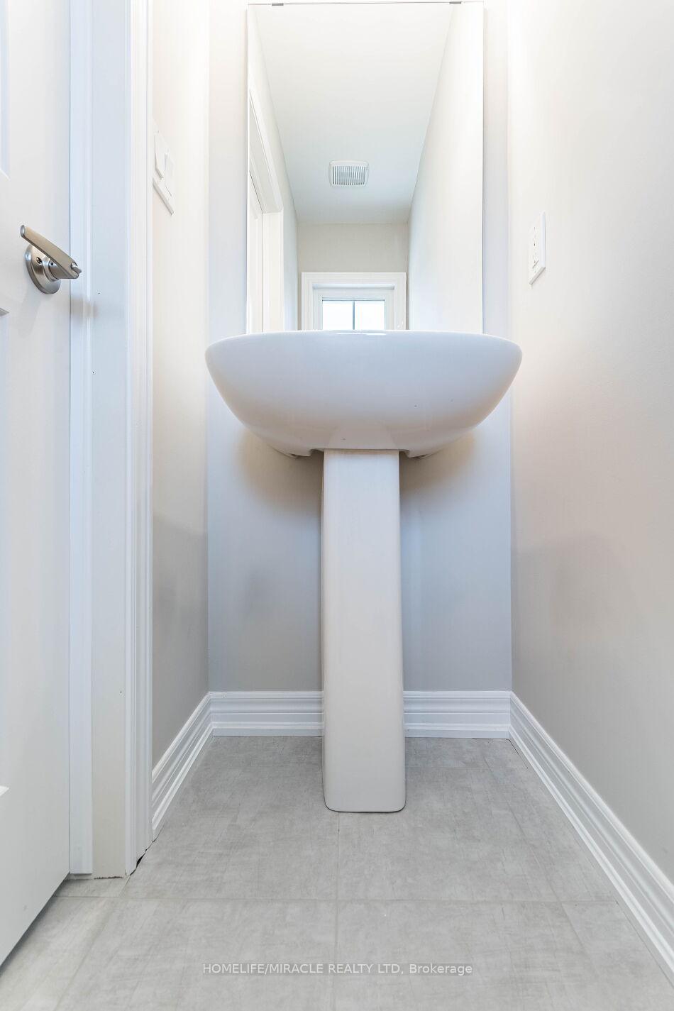 Photo 20 of 140 Aquasanta Crescent, Hamilton, Ryckmans — HOMEH
