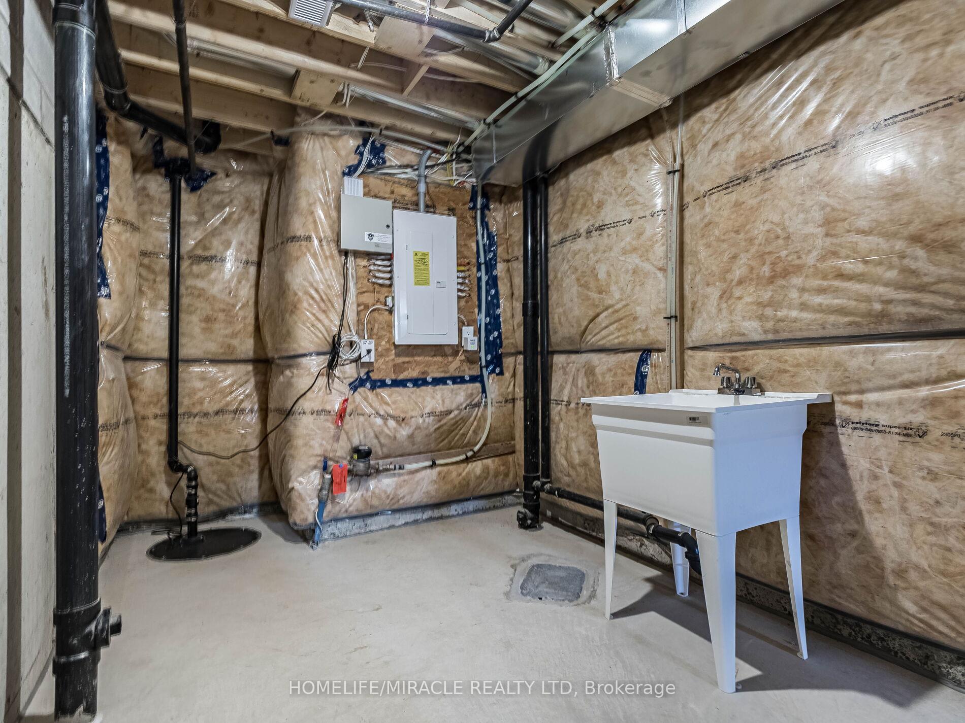 Photo 40 of 140 Aquasanta Crescent, Hamilton, Ryckmans — HOMEH