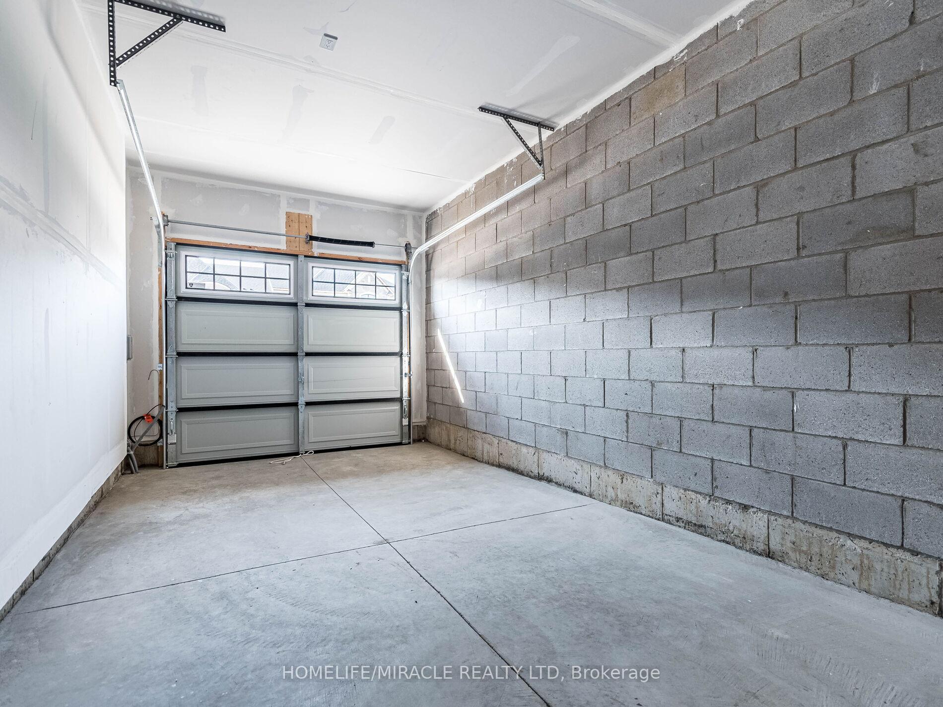 Photo 44 of 140 Aquasanta Crescent, Hamilton, Ryckmans — HOMEH