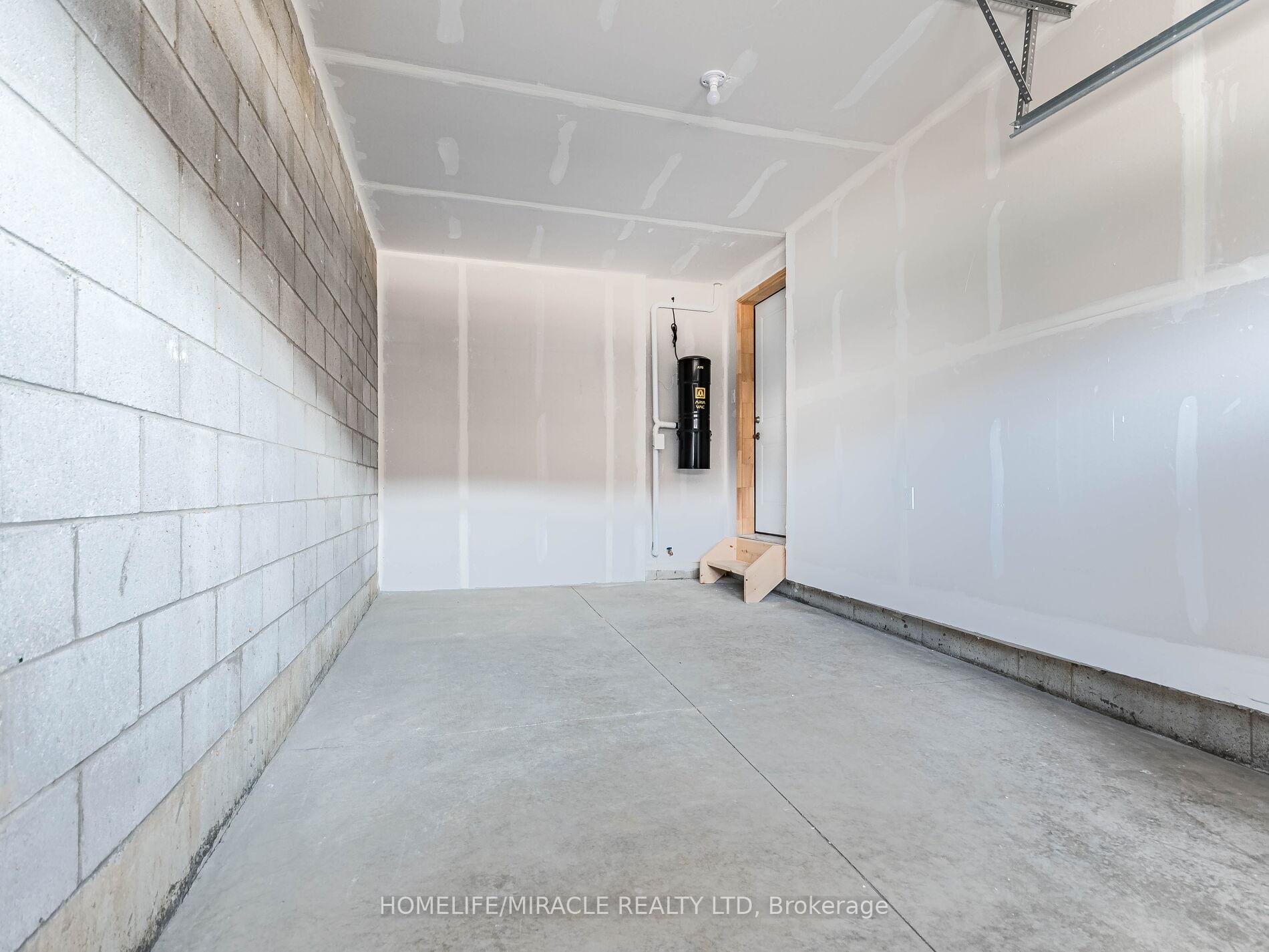 Photo 45 of 140 Aquasanta Crescent, Hamilton, Ryckmans — HOMEH