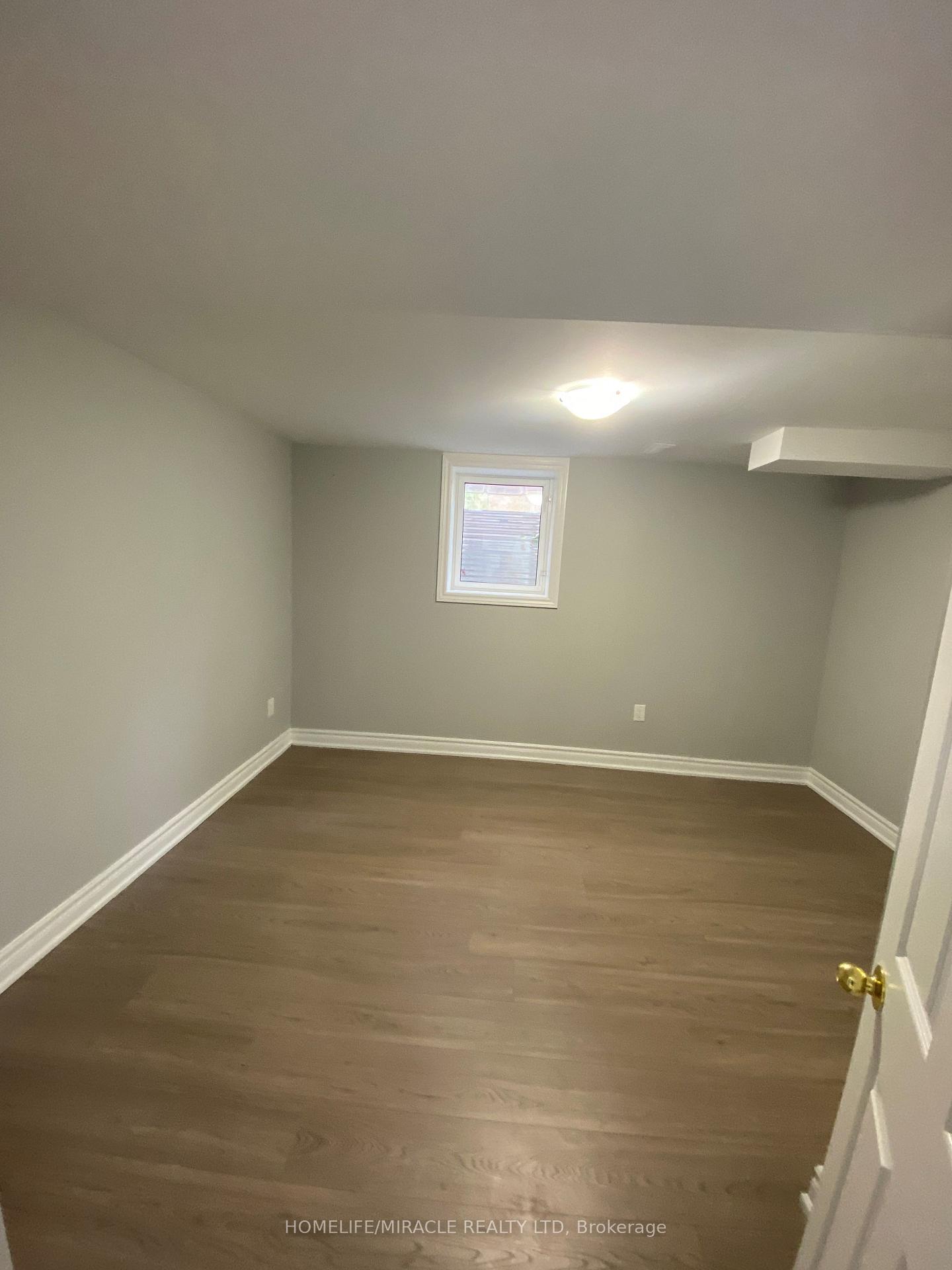 Photo 4 of Unit Bsmt, 53 Parkside Drive, Brampton, Brampton South — HOMEH