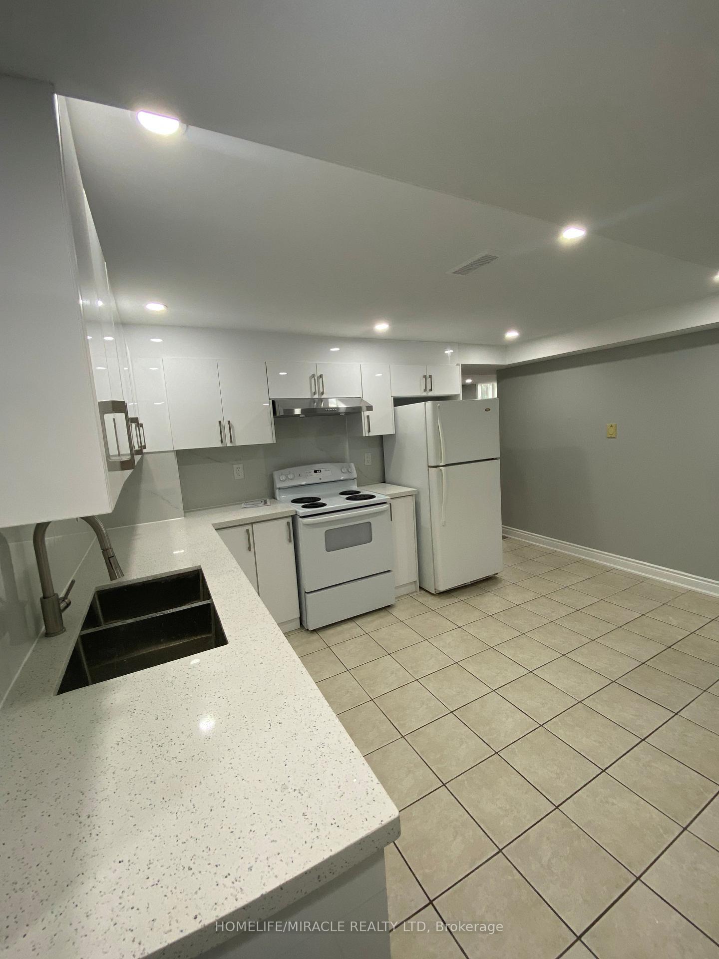 Photo 6 of Unit Bsmt, 53 Parkside Drive, Brampton, Brampton South — HOMEH