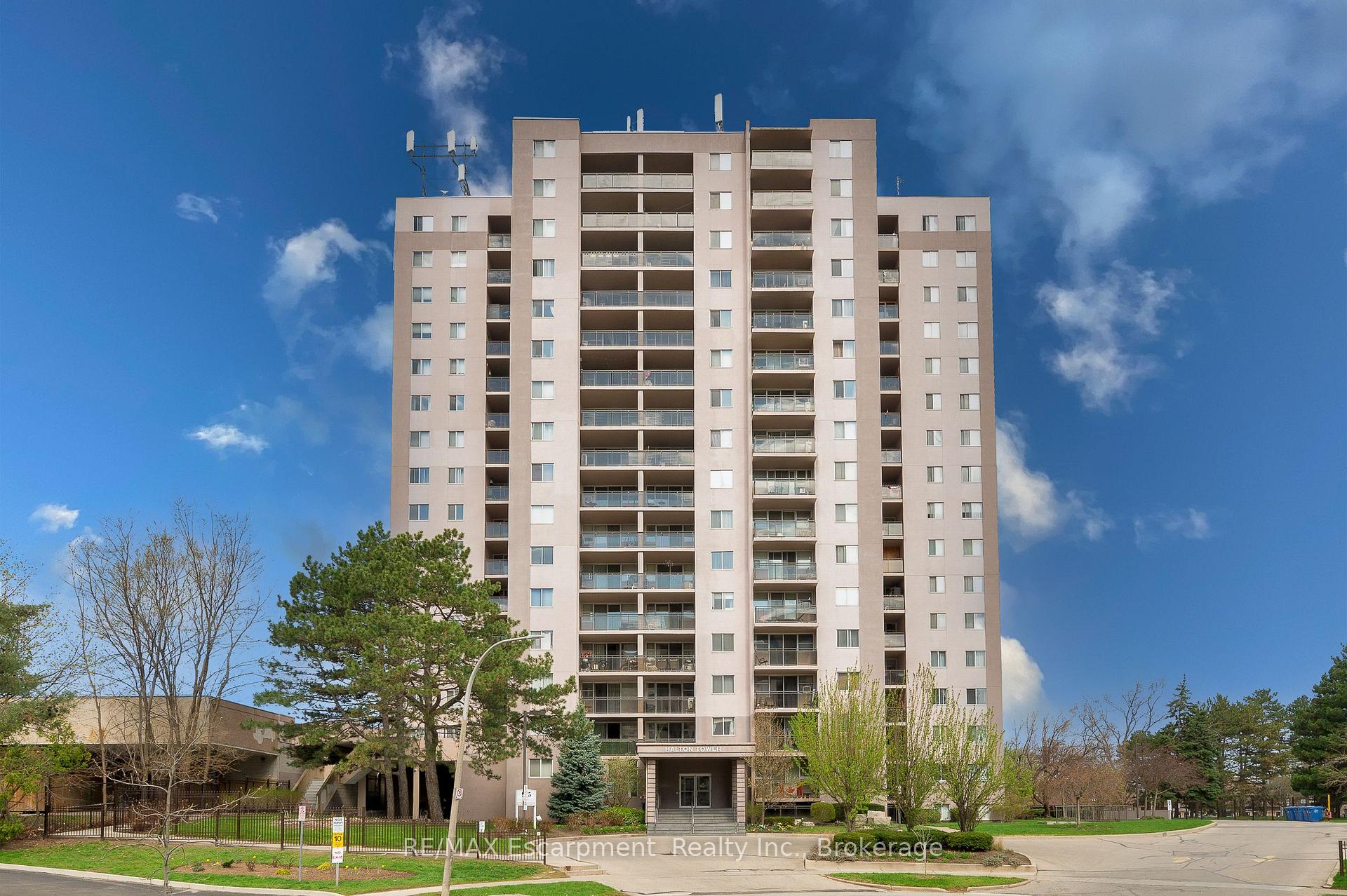Photo 3 of Unit 310, 975 Warwick Court, Burlington, LaSalle — HOMEH