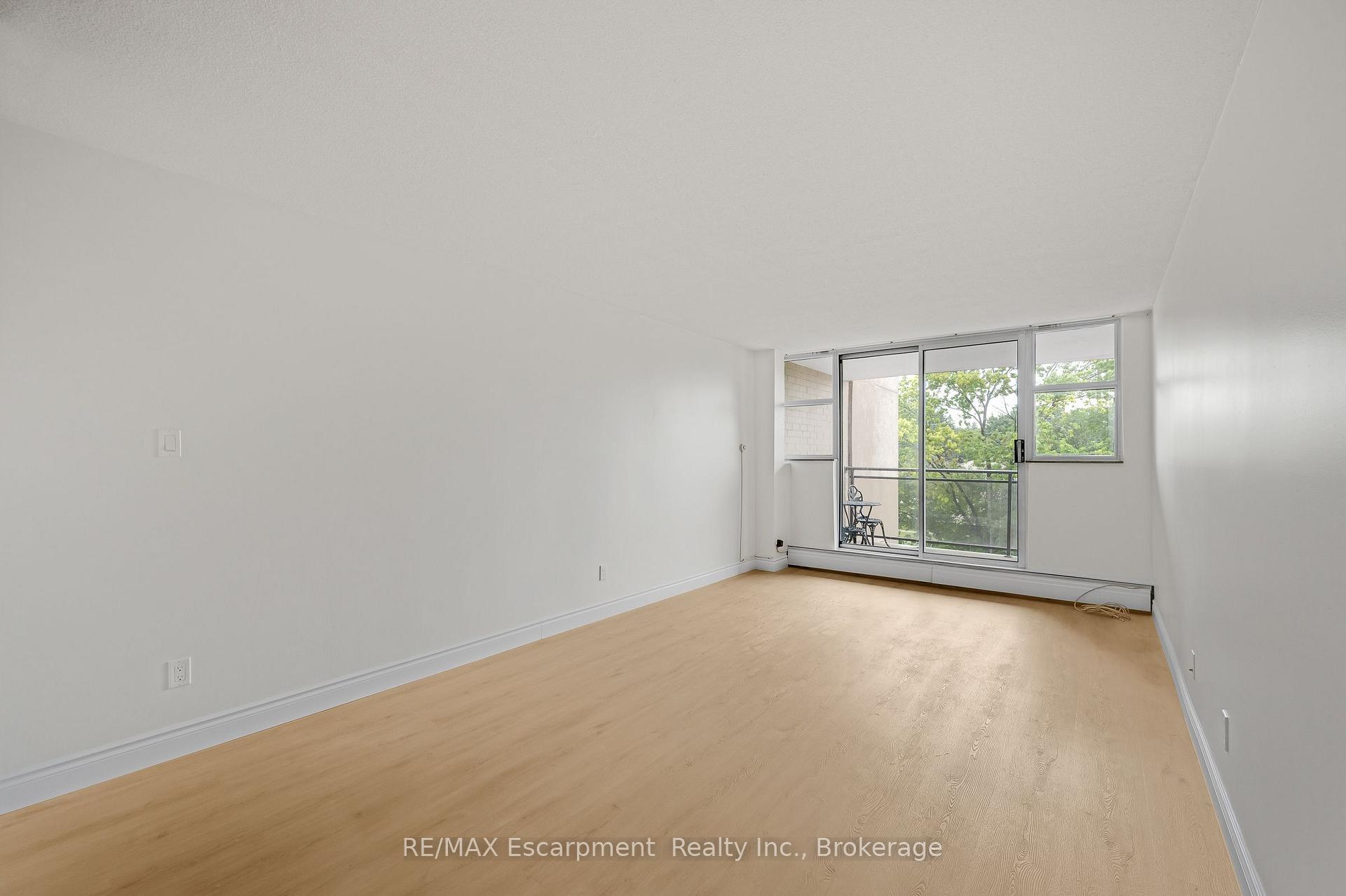 Photo 9 of Unit 310, 975 Warwick Court, Burlington, LaSalle — HOMEH