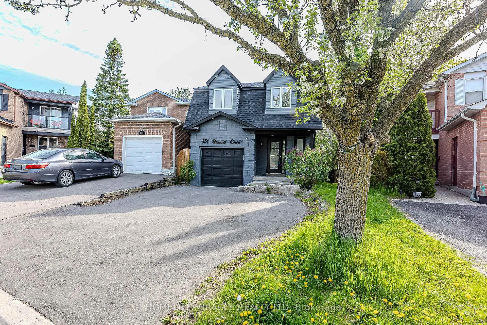Photo 2 of 851 Bennett Court, Oshawa, Pinecrest — HOMEH