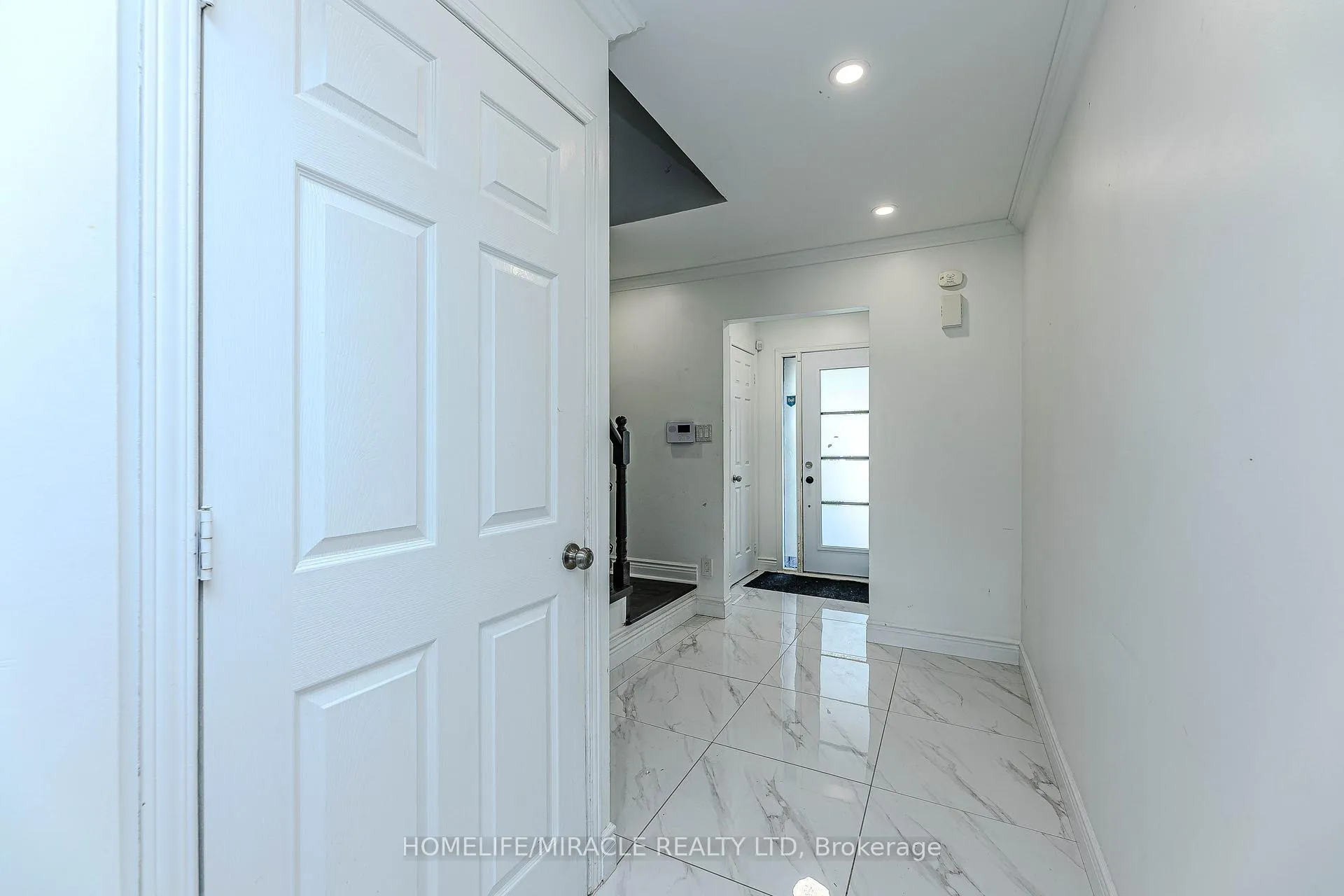Photo 10 of 851 Bennett Court, Oshawa, Pinecrest — HOMEH
