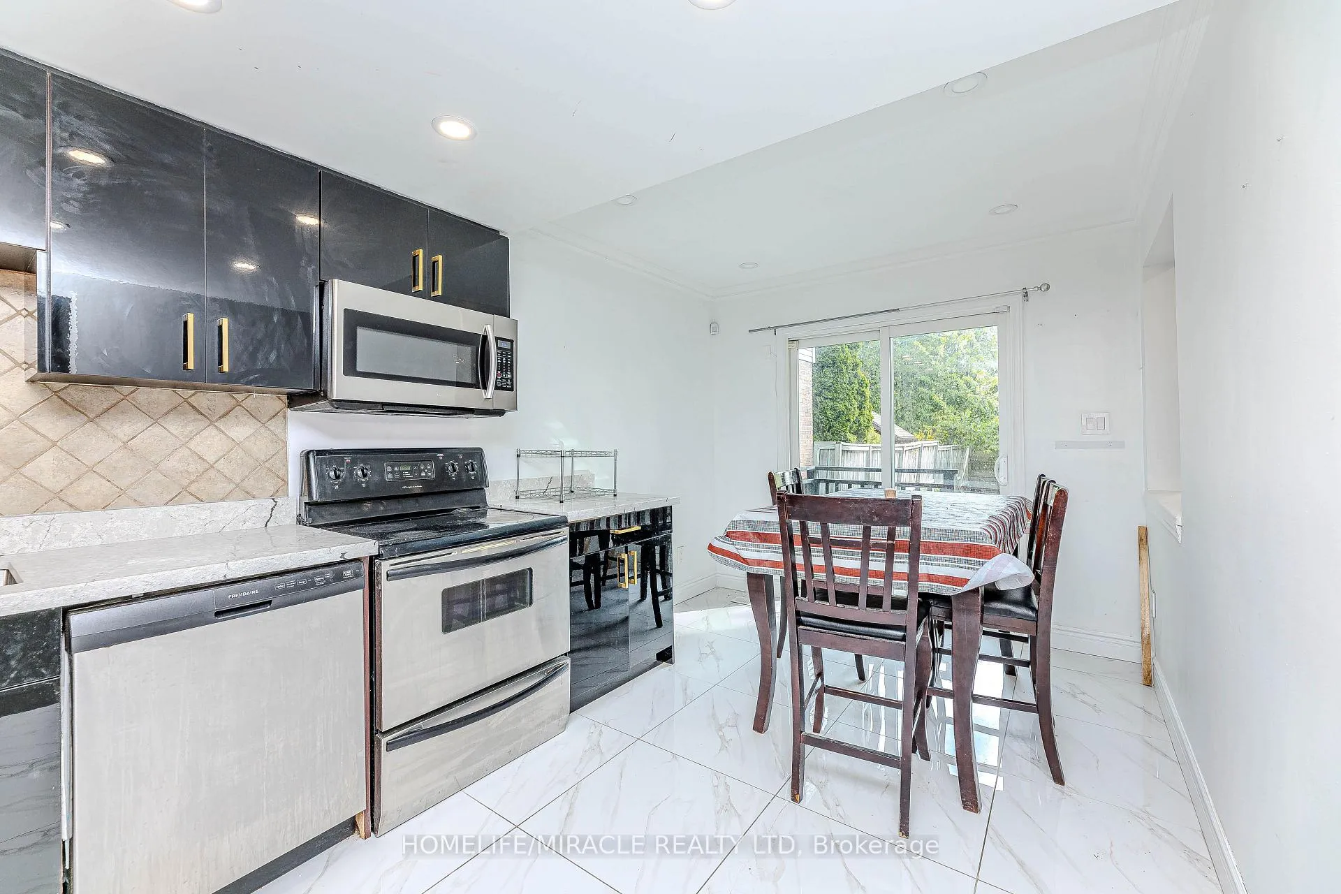 Photo 14 of 851 Bennett Court, Oshawa, Pinecrest — HOMEH