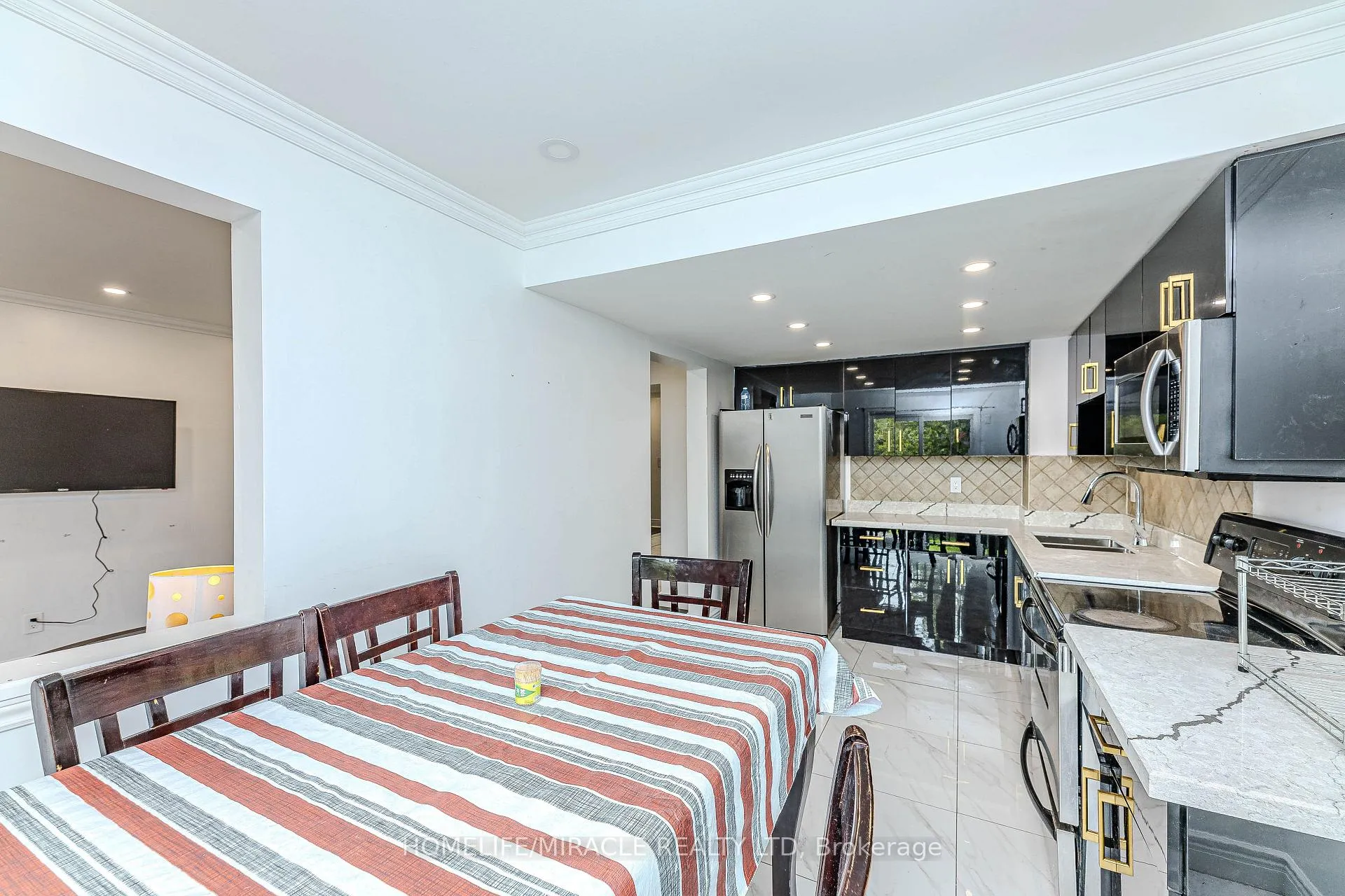 Photo 15 of 851 Bennett Court, Oshawa, Pinecrest — HOMEH