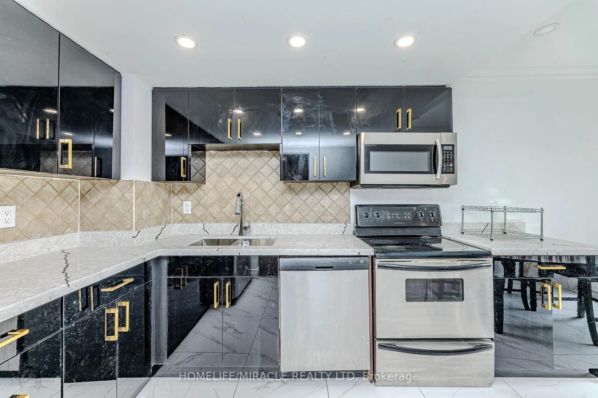 Photo 17 of 851 Bennett Court, Oshawa, Pinecrest — HOMEH