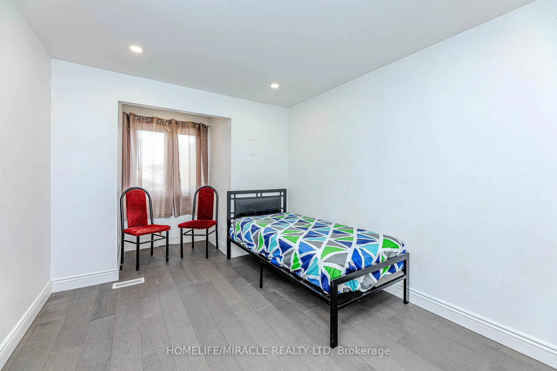 Photo 28 of 851 Bennett Court, Oshawa, Pinecrest — HOMEH