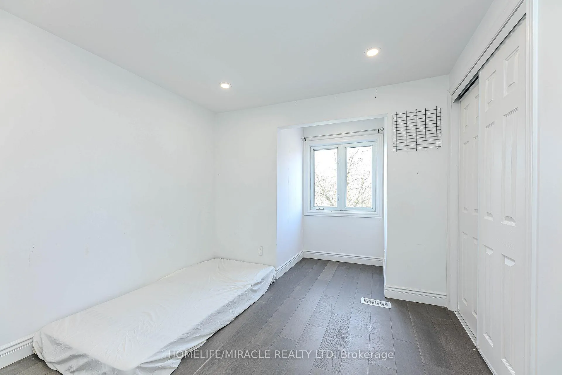 Photo 32 of 851 Bennett Court, Oshawa, Pinecrest — HOMEH