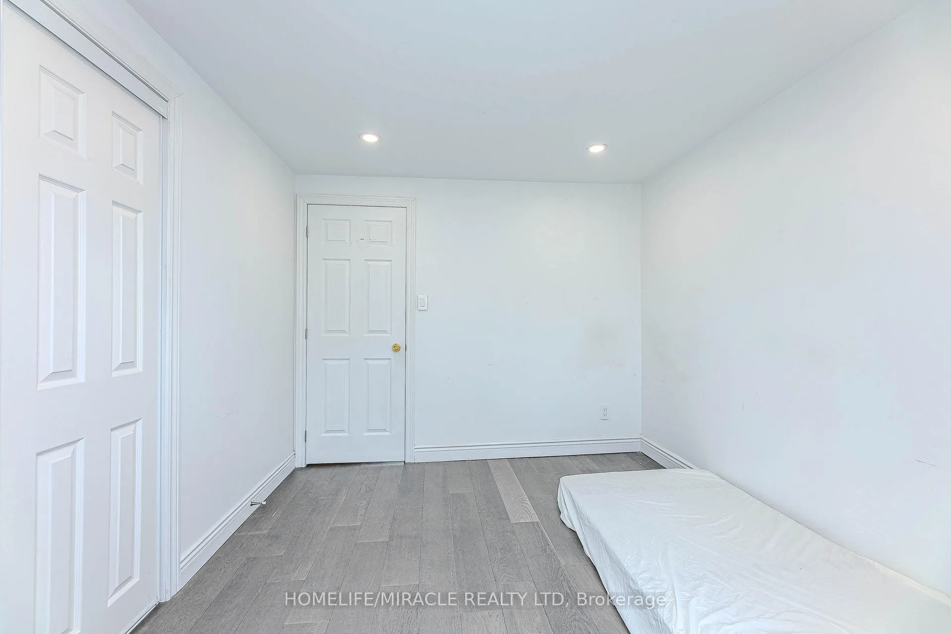 Photo 33 of 851 Bennett Court, Oshawa, Pinecrest — HOMEH