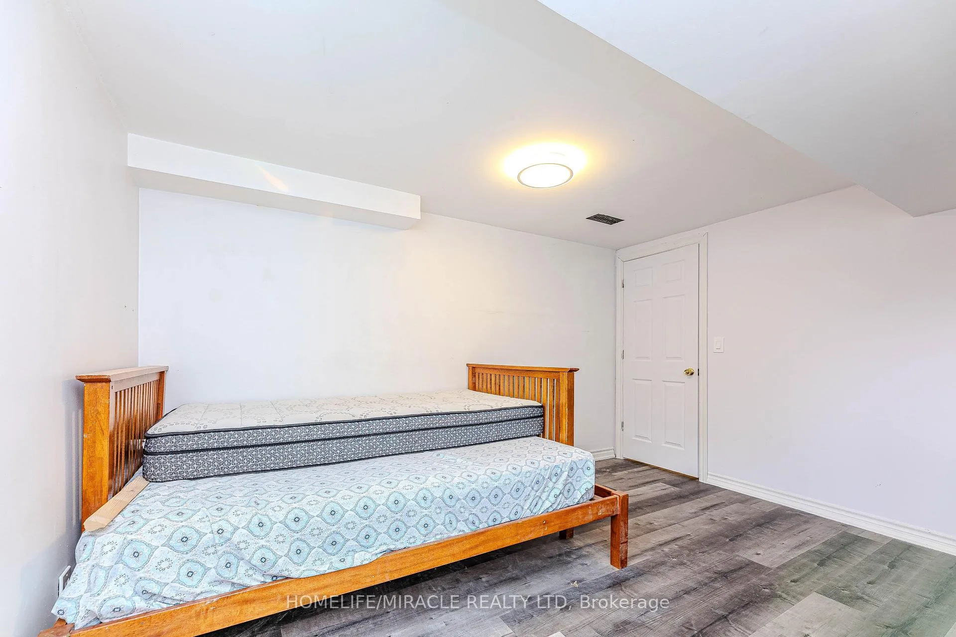 Photo 42 of 851 Bennett Court, Oshawa, Pinecrest — HOMEH