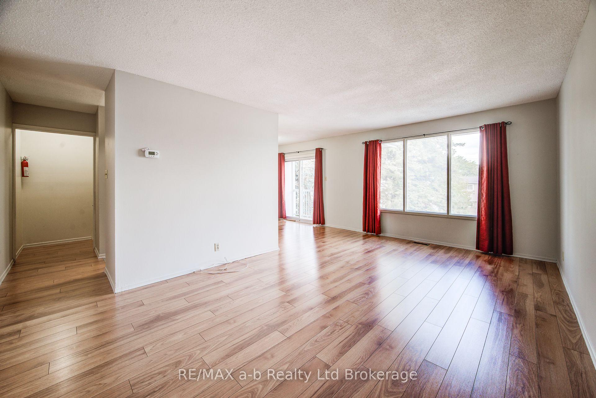 Photo 4 of 321 Bluevale Street N, Waterloo, Lincoln Heights — HOMEH