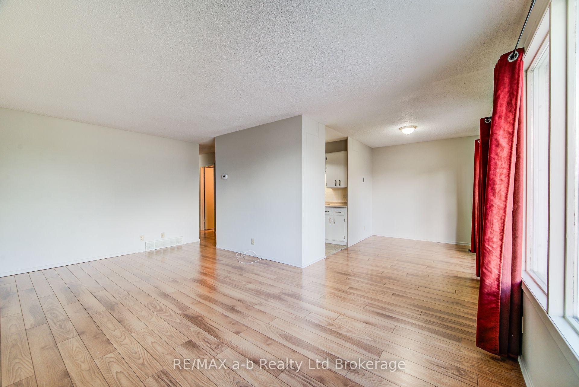 Photo 5 of 321 Bluevale Street N, Waterloo, Lincoln Heights — HOMEH