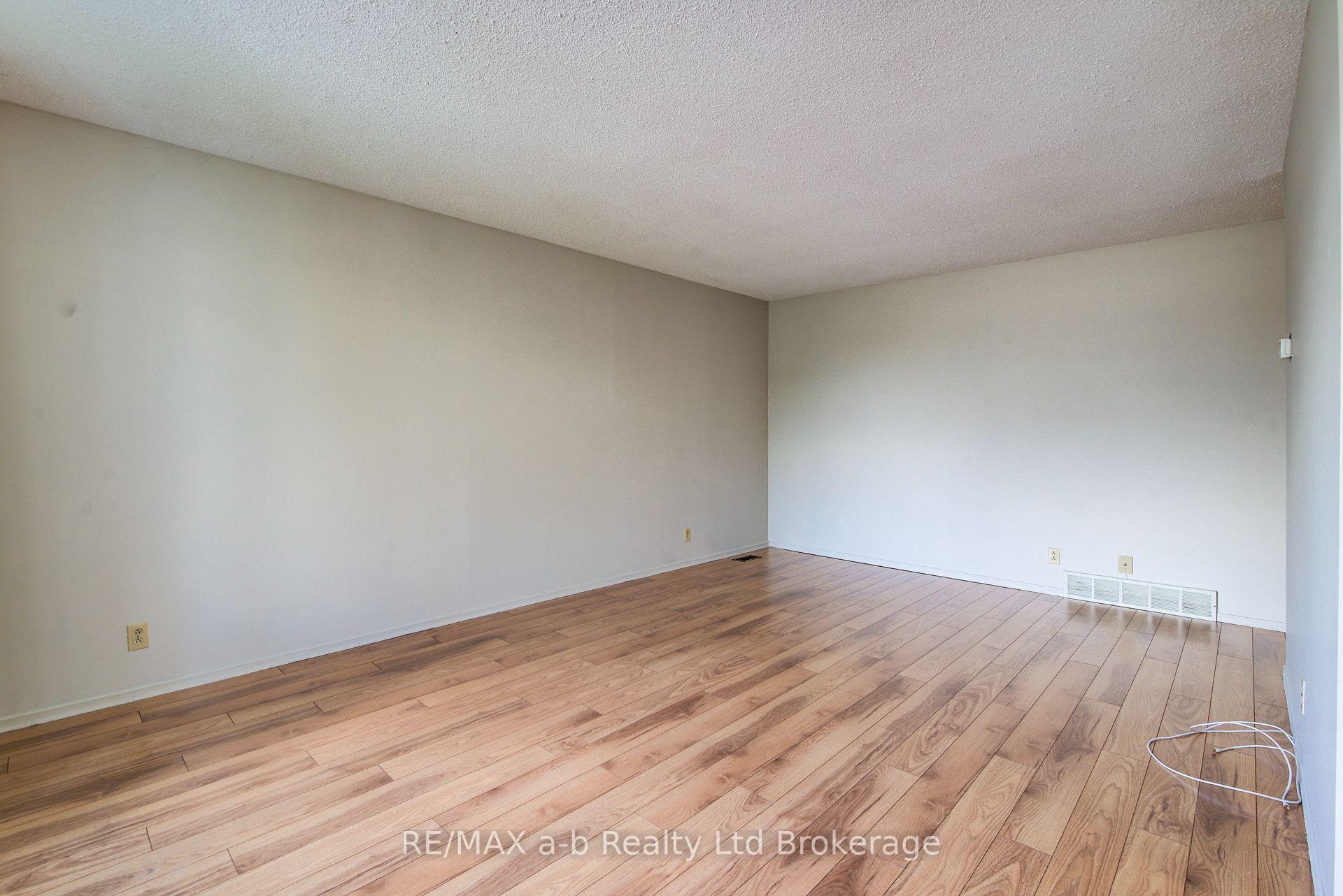 Photo 6 of 321 Bluevale Street N, Waterloo, Lincoln Heights — HOMEH