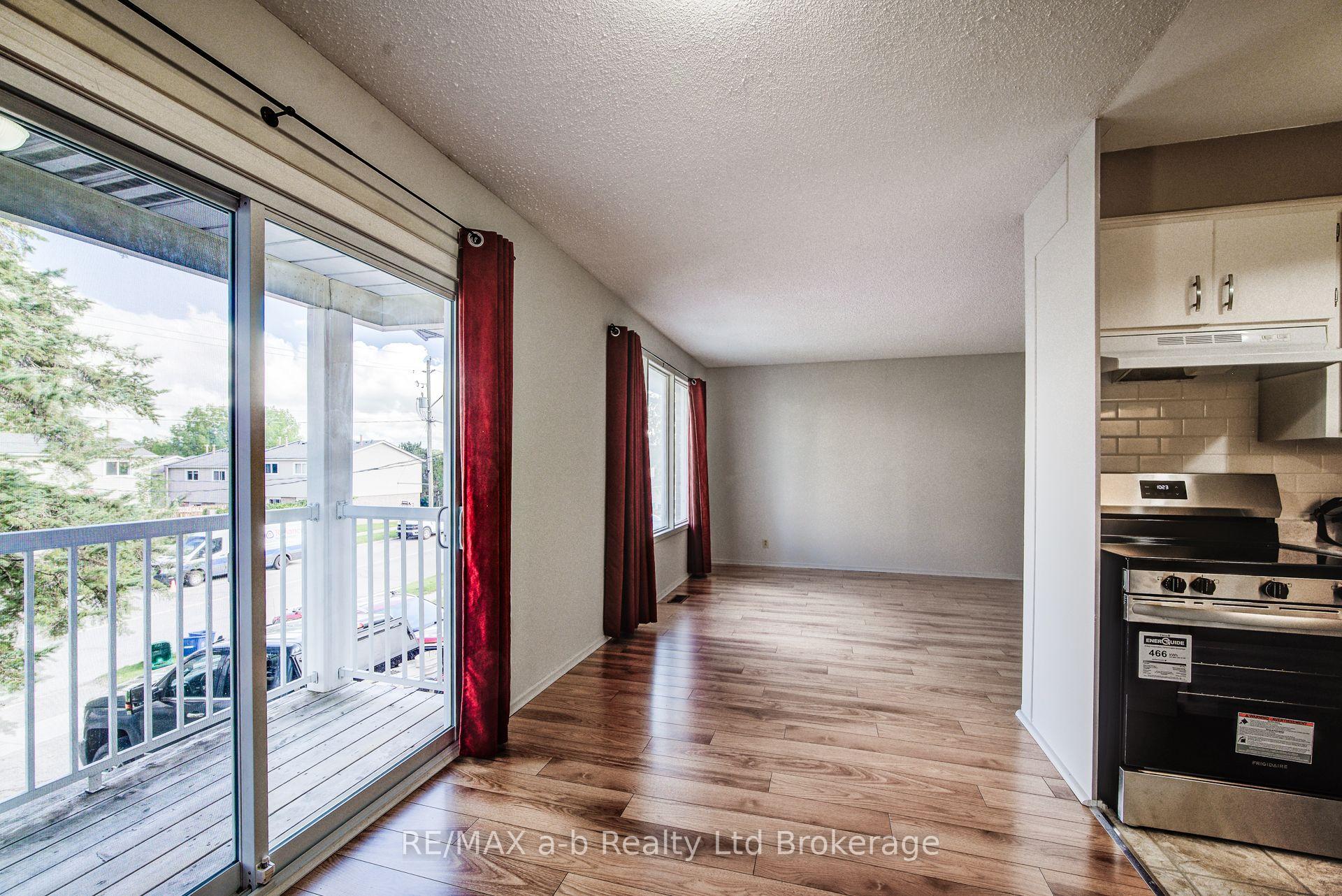 Photo 7 of 321 Bluevale Street N, Waterloo, Lincoln Heights — HOMEH