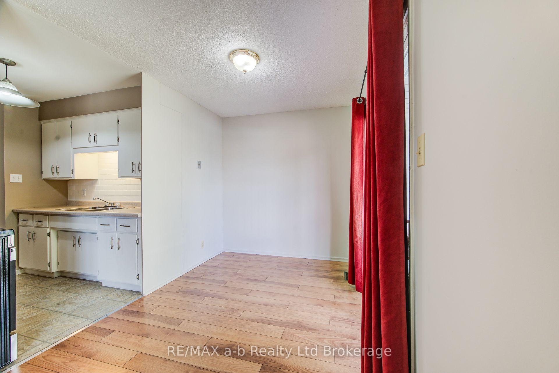 Photo 9 of 321 Bluevale Street N, Waterloo, Lincoln Heights — HOMEH