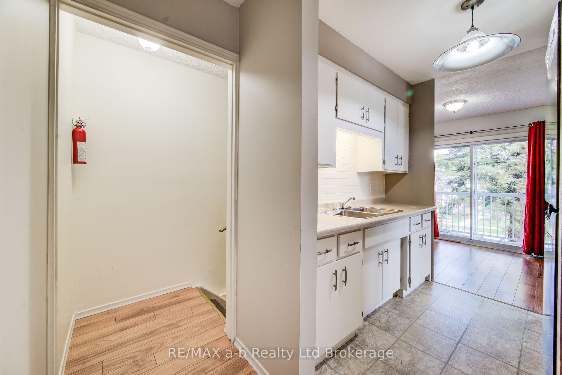 Photo 10 of 321 Bluevale Street N, Waterloo, Lincoln Heights — HOMEH