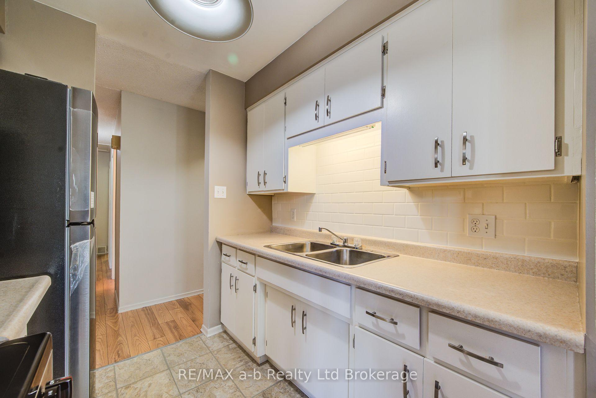 Photo 11 of 321 Bluevale Street N, Waterloo, Lincoln Heights — HOMEH
