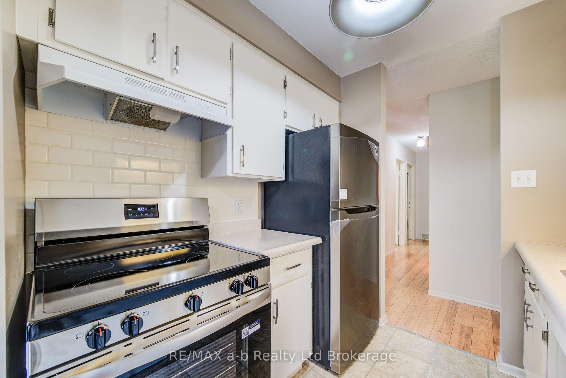 Photo 14 of 321 Bluevale Street N, Waterloo, Lincoln Heights — HOMEH