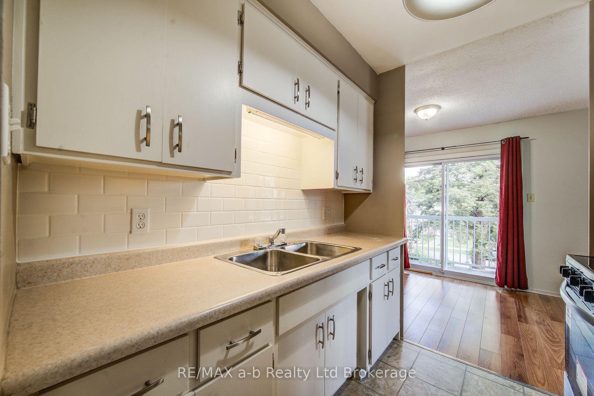 Photo 15 of 321 Bluevale Street N, Waterloo, Lincoln Heights — HOMEH