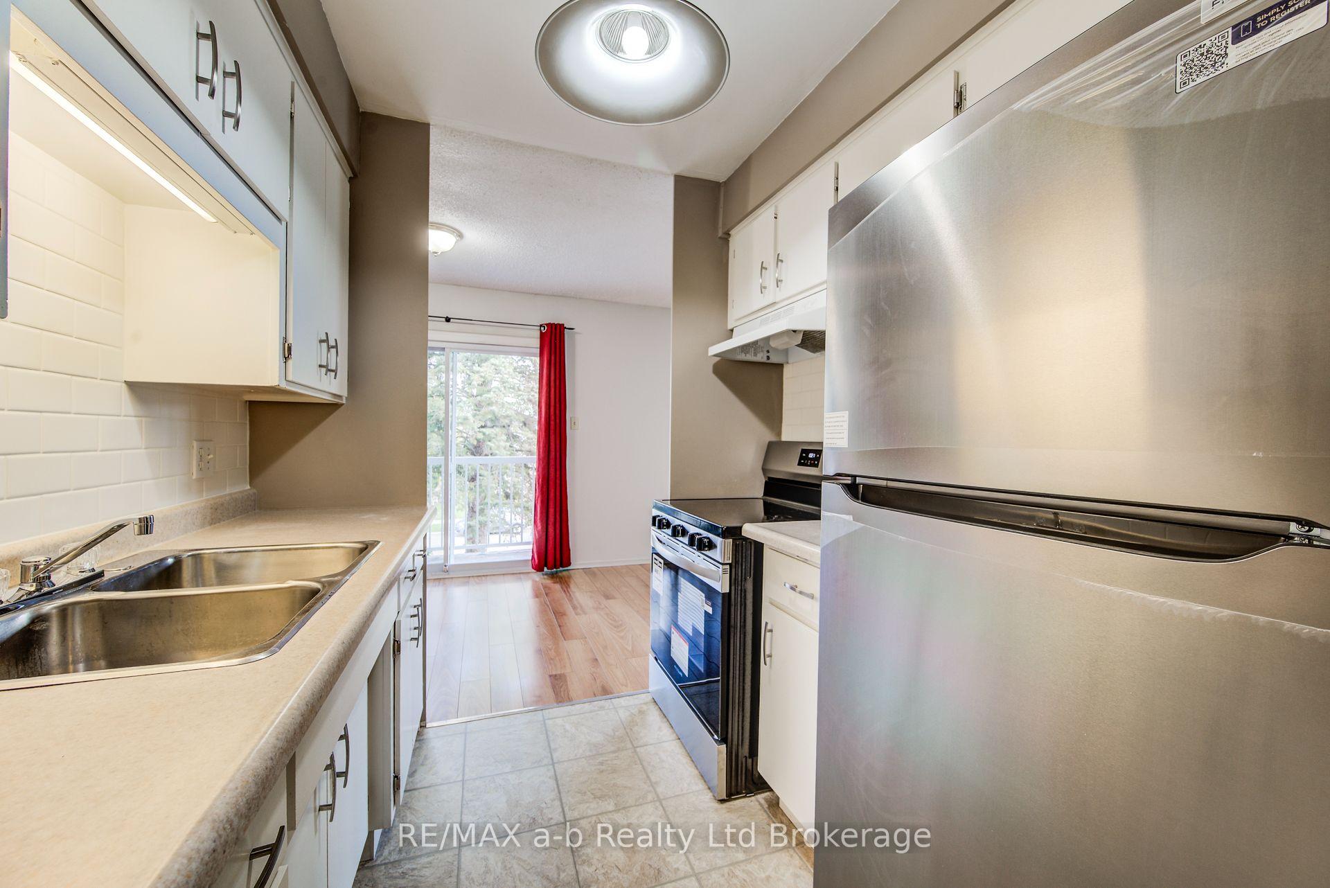 Photo 16 of 321 Bluevale Street N, Waterloo, Lincoln Heights — HOMEH