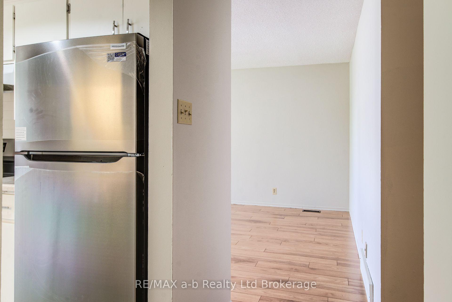 Photo 17 of 321 Bluevale Street N, Waterloo, Lincoln Heights — HOMEH