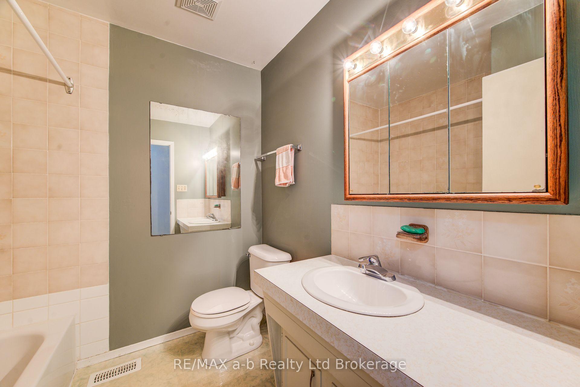Photo 19 of 321 Bluevale Street N, Waterloo, Lincoln Heights — HOMEH