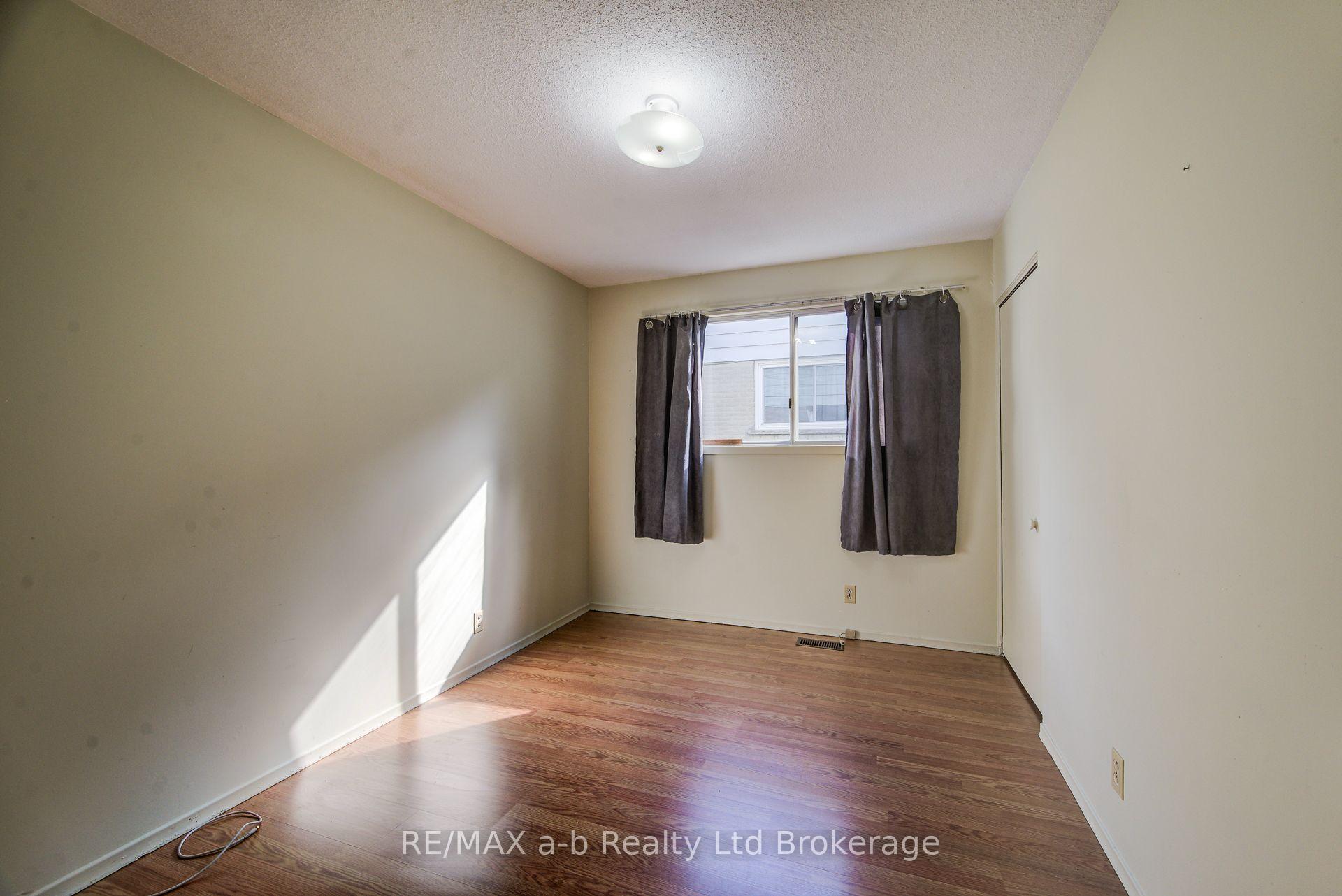 Photo 20 of 321 Bluevale Street N, Waterloo, Lincoln Heights — HOMEH