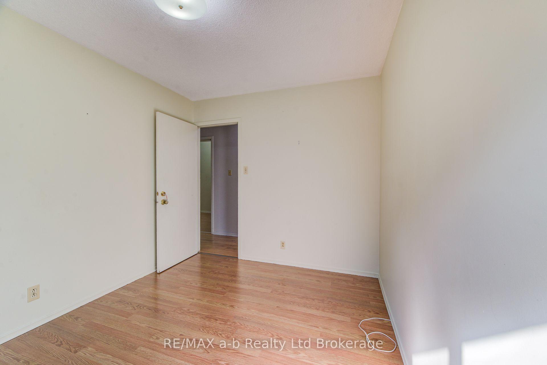 Photo 21 of 321 Bluevale Street N, Waterloo, Lincoln Heights — HOMEH