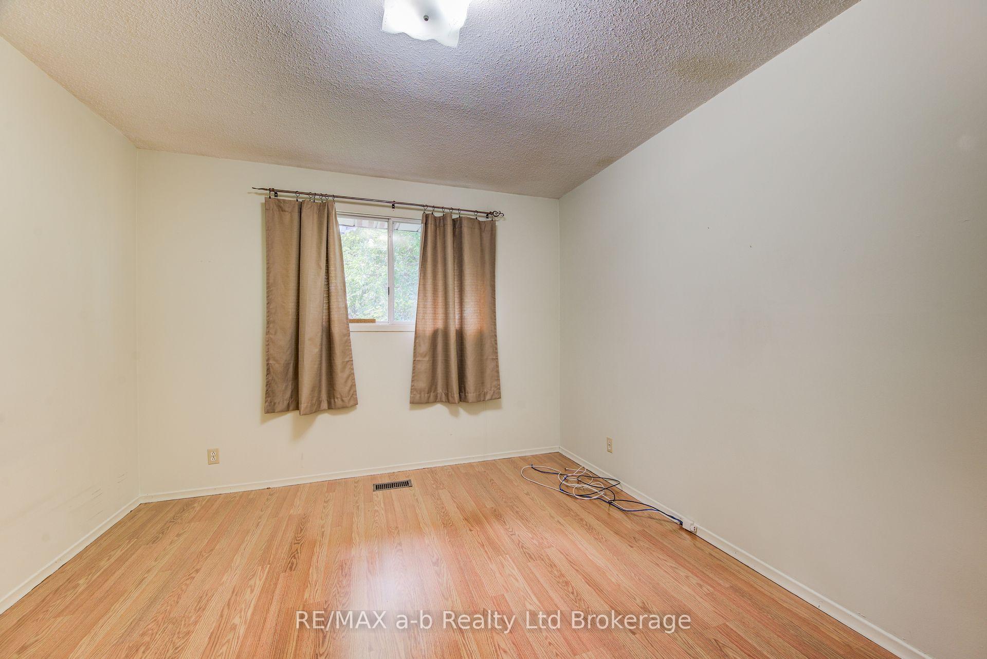 Photo 22 of 321 Bluevale Street N, Waterloo, Lincoln Heights — HOMEH