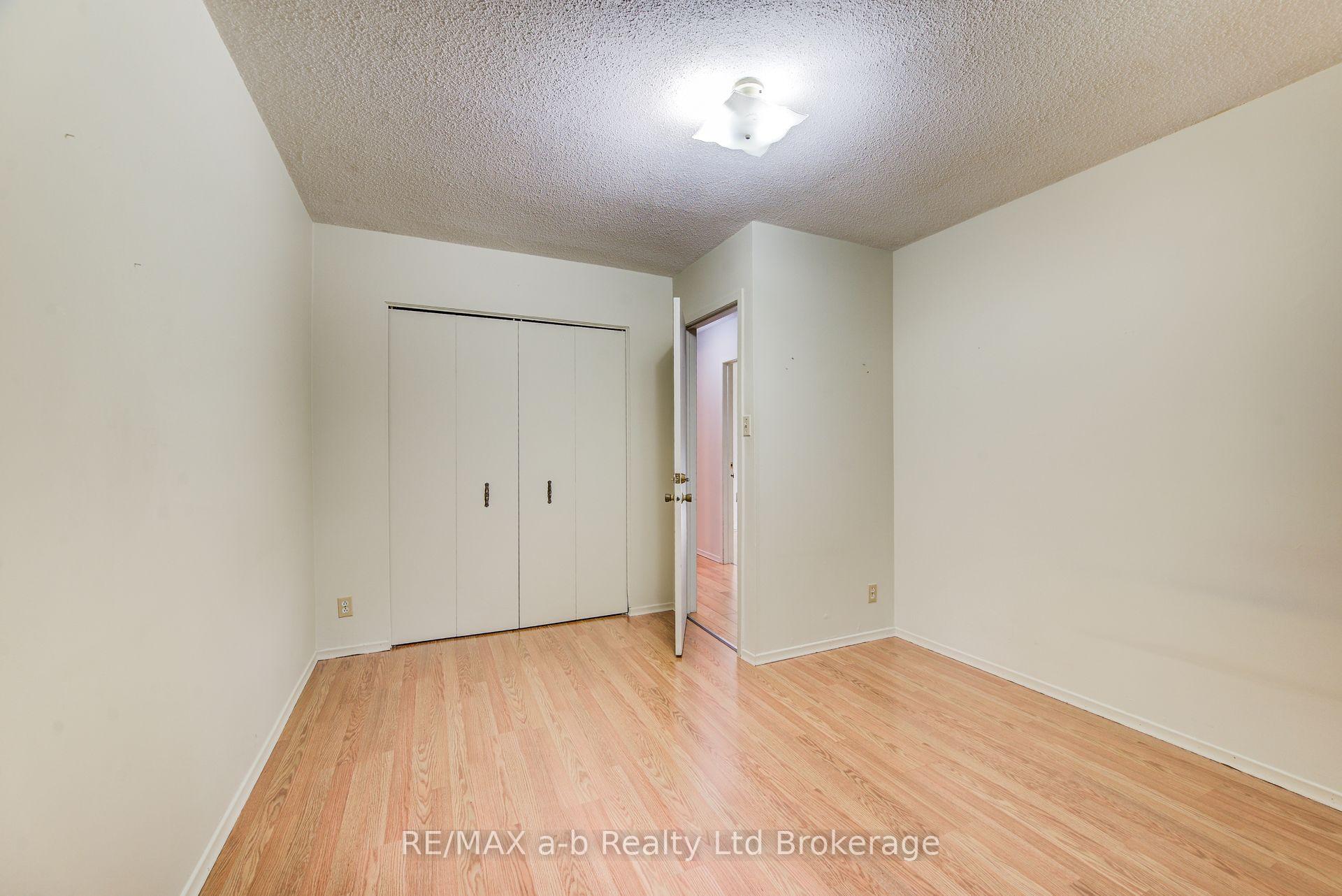 Photo 23 of 321 Bluevale Street N, Waterloo, Lincoln Heights — HOMEH