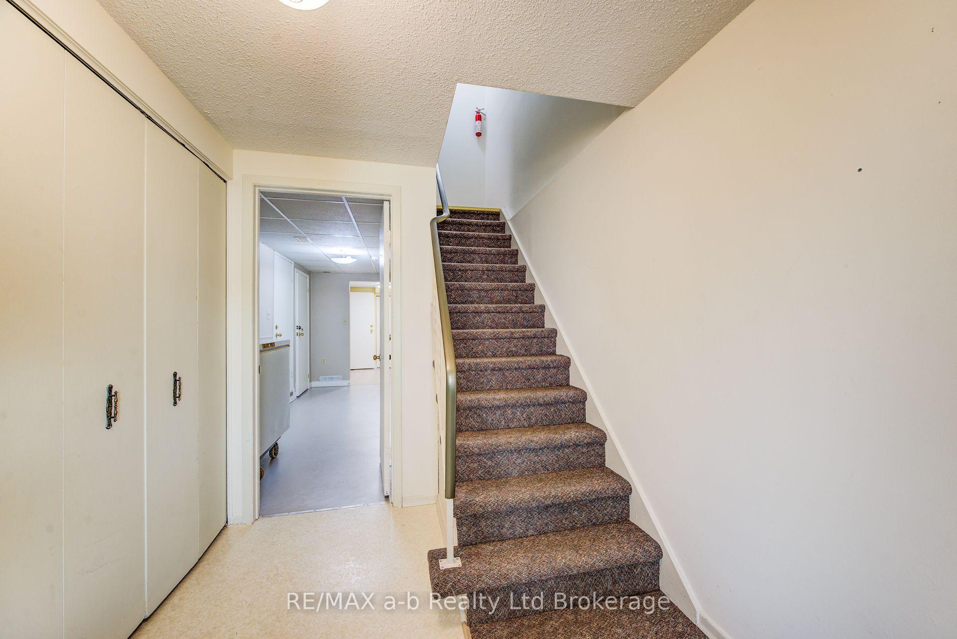 Photo 28 of 321 Bluevale Street N, Waterloo, Lincoln Heights — HOMEH