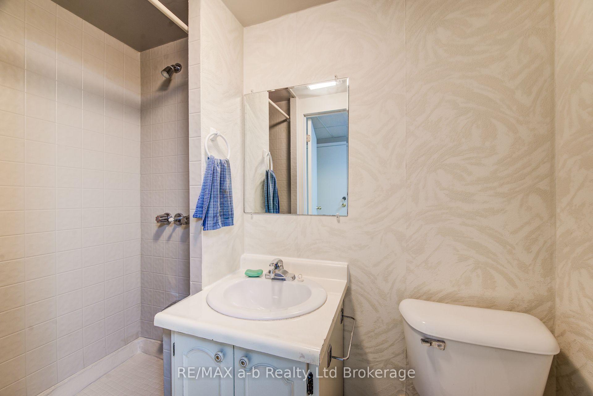 Photo 31 of 321 Bluevale Street N, Waterloo, Lincoln Heights — HOMEH