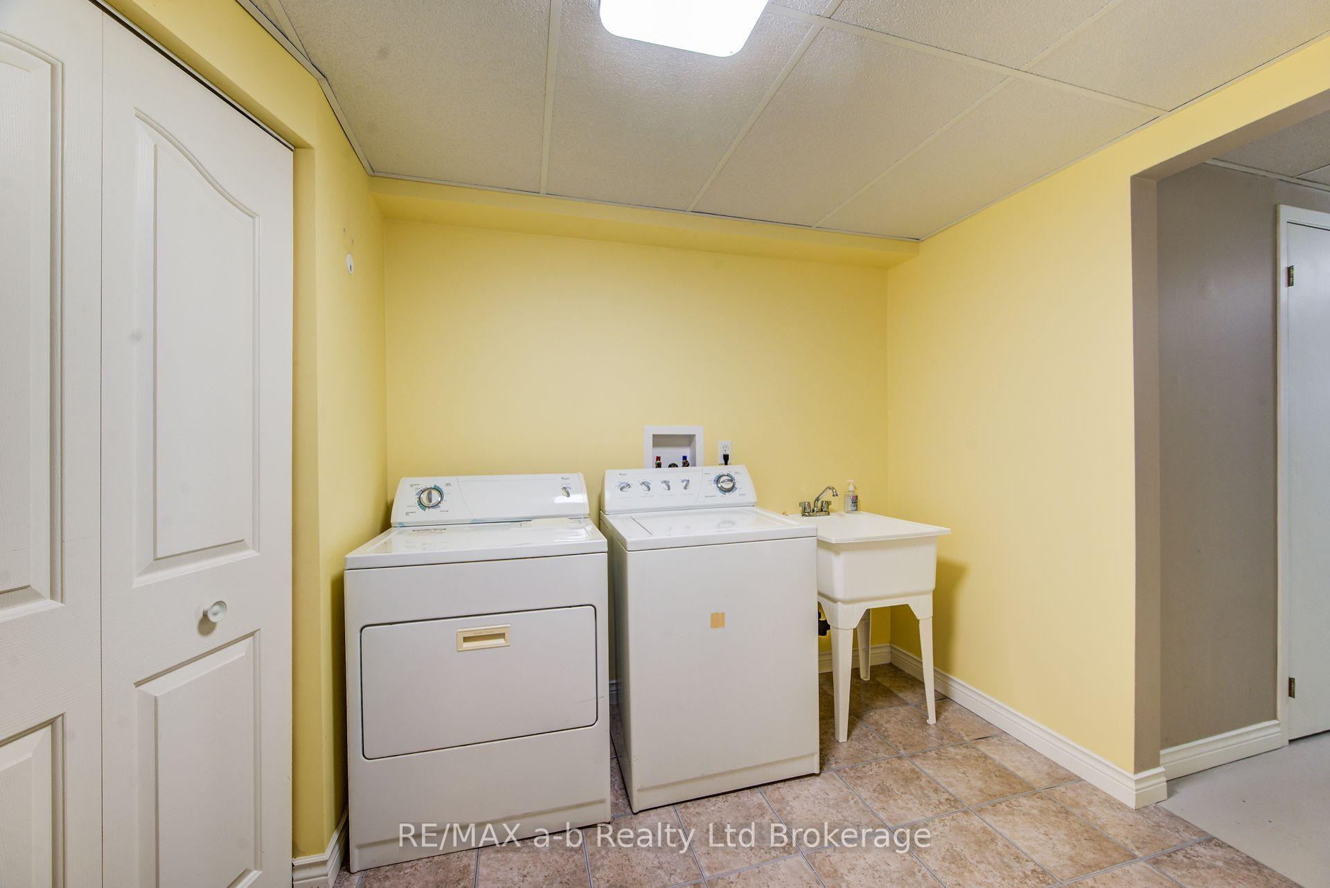 Photo 32 of 321 Bluevale Street N, Waterloo, Lincoln Heights — HOMEH