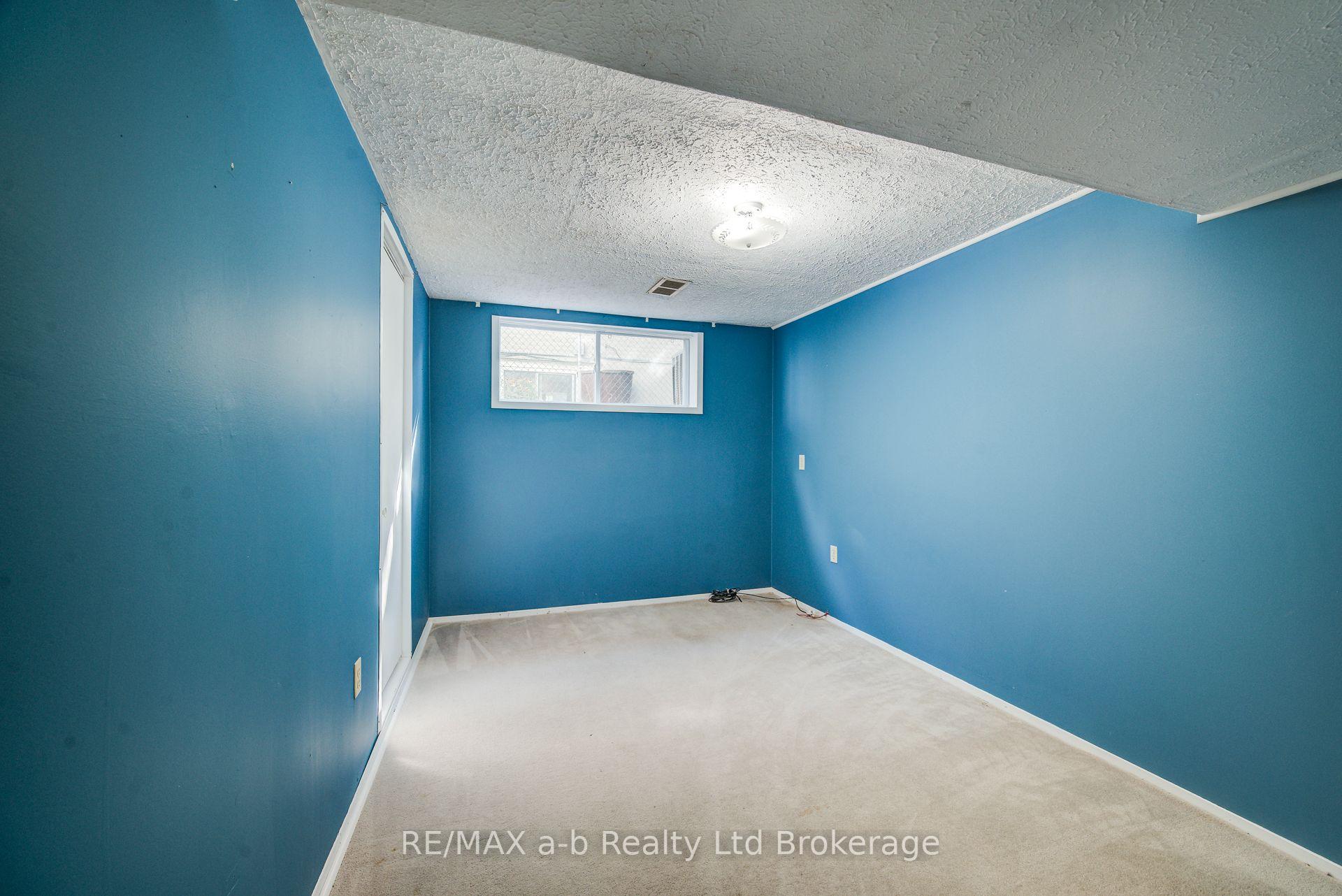 Photo 33 of 321 Bluevale Street N, Waterloo, Lincoln Heights — HOMEH