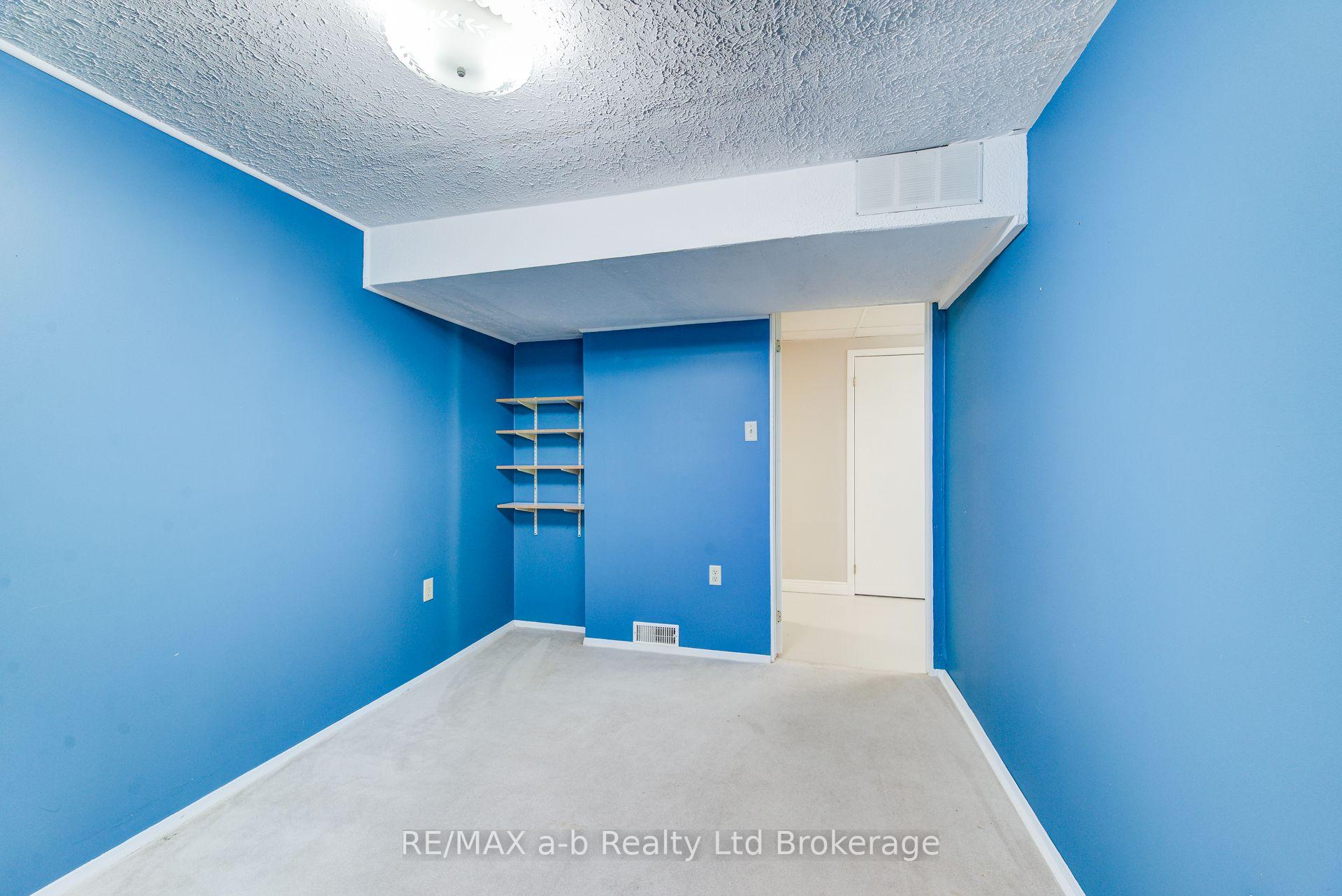 Photo 34 of 321 Bluevale Street N, Waterloo, Lincoln Heights — HOMEH