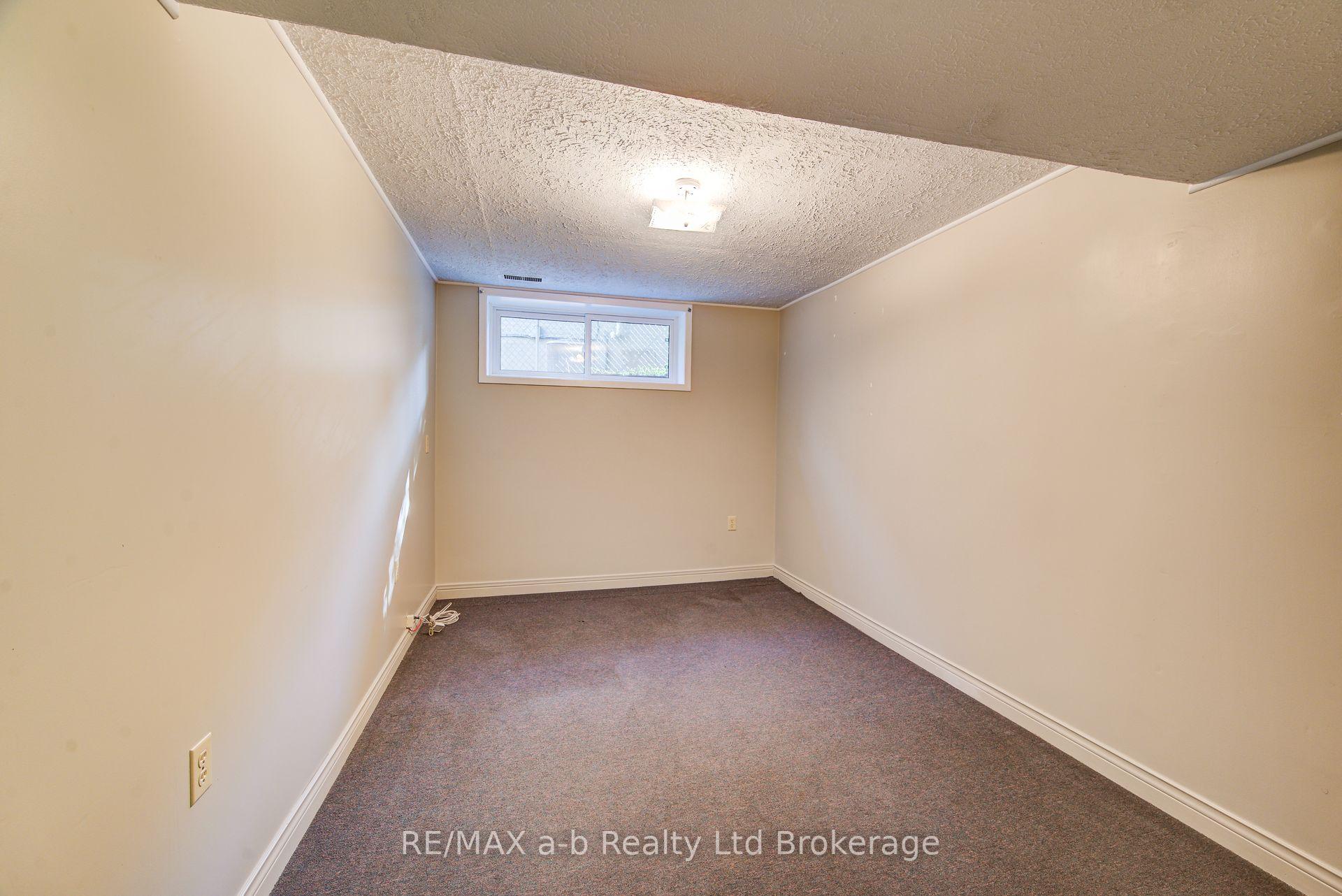 Photo 35 of 321 Bluevale Street N, Waterloo, Lincoln Heights — HOMEH
