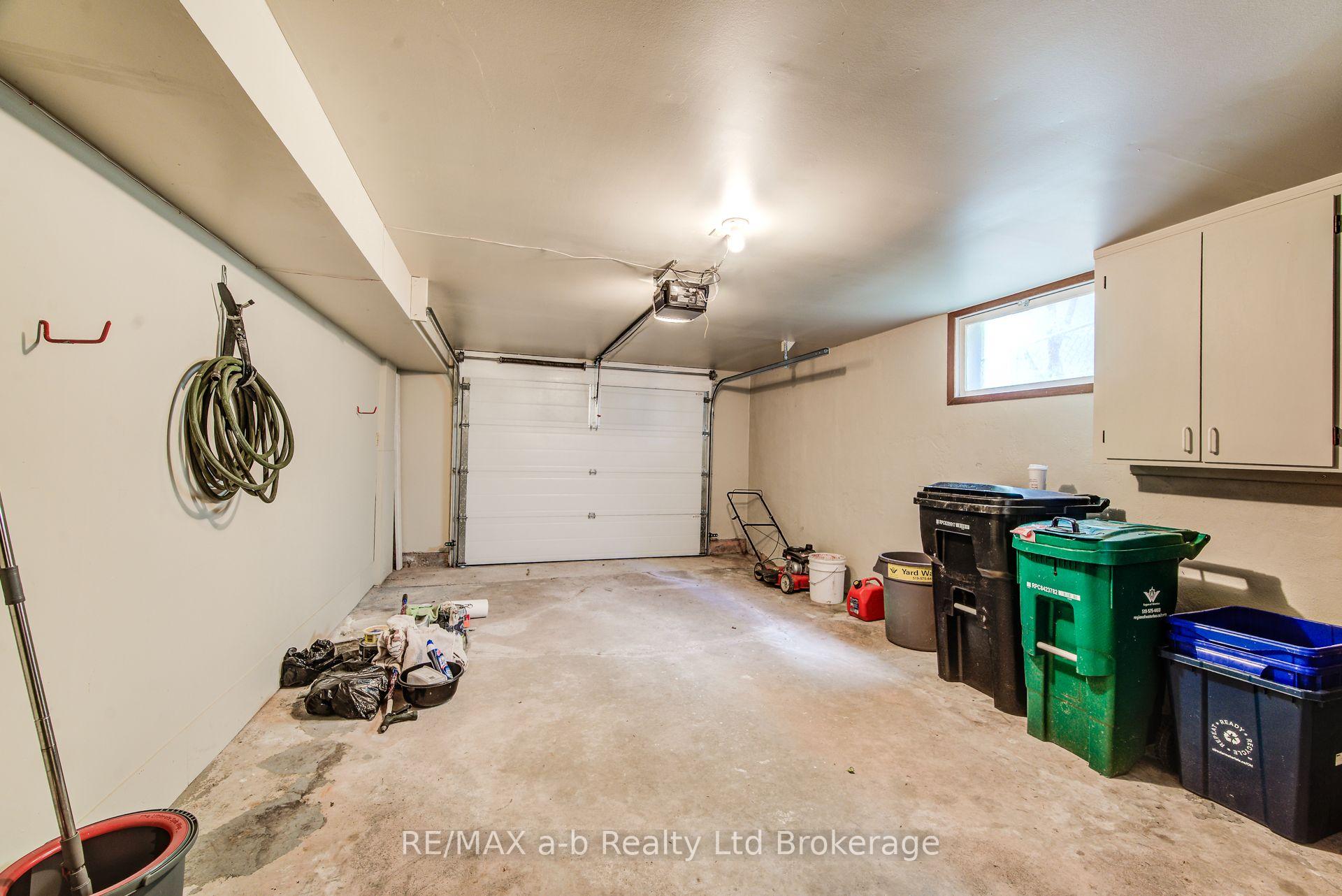Photo 37 of 321 Bluevale Street N, Waterloo, Lincoln Heights — HOMEH