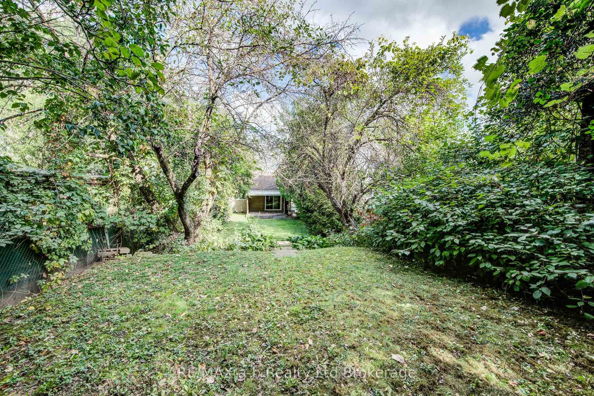 Photo 43 of 321 Bluevale Street N, Waterloo, Lincoln Heights — HOMEH