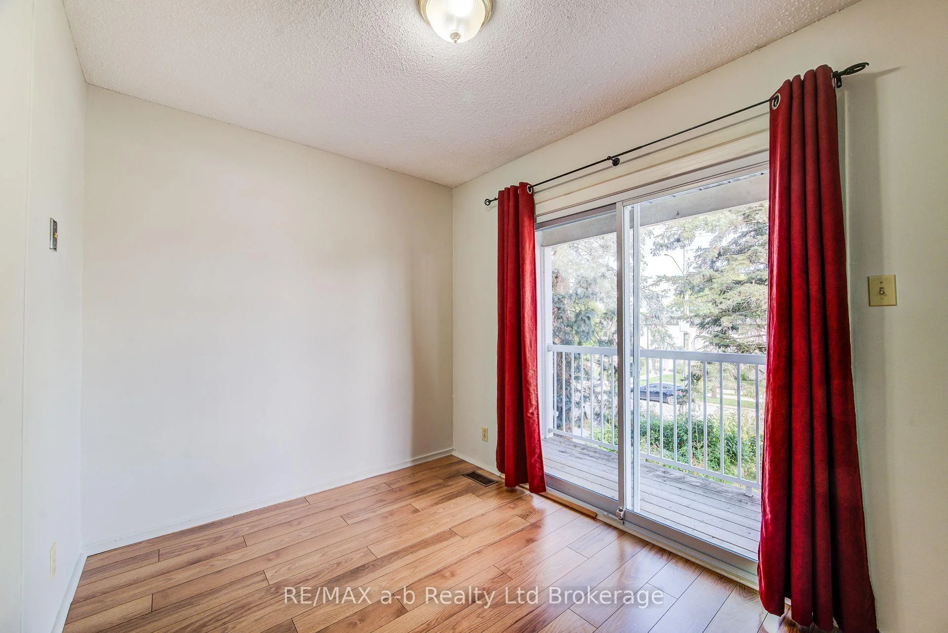 Photo 12 of 321 Bluevale Street N, Waterloo, Lincoln Heights — HOMEH