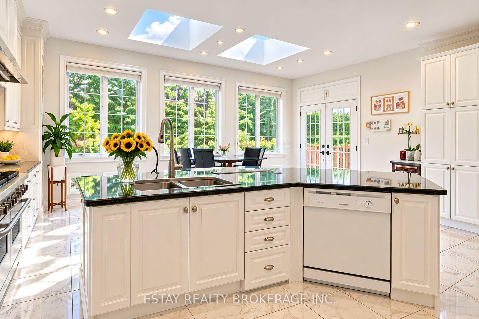 Photo 10 of 47 Pathlane Road, Richmond Hill, Langstaff — HOMEH