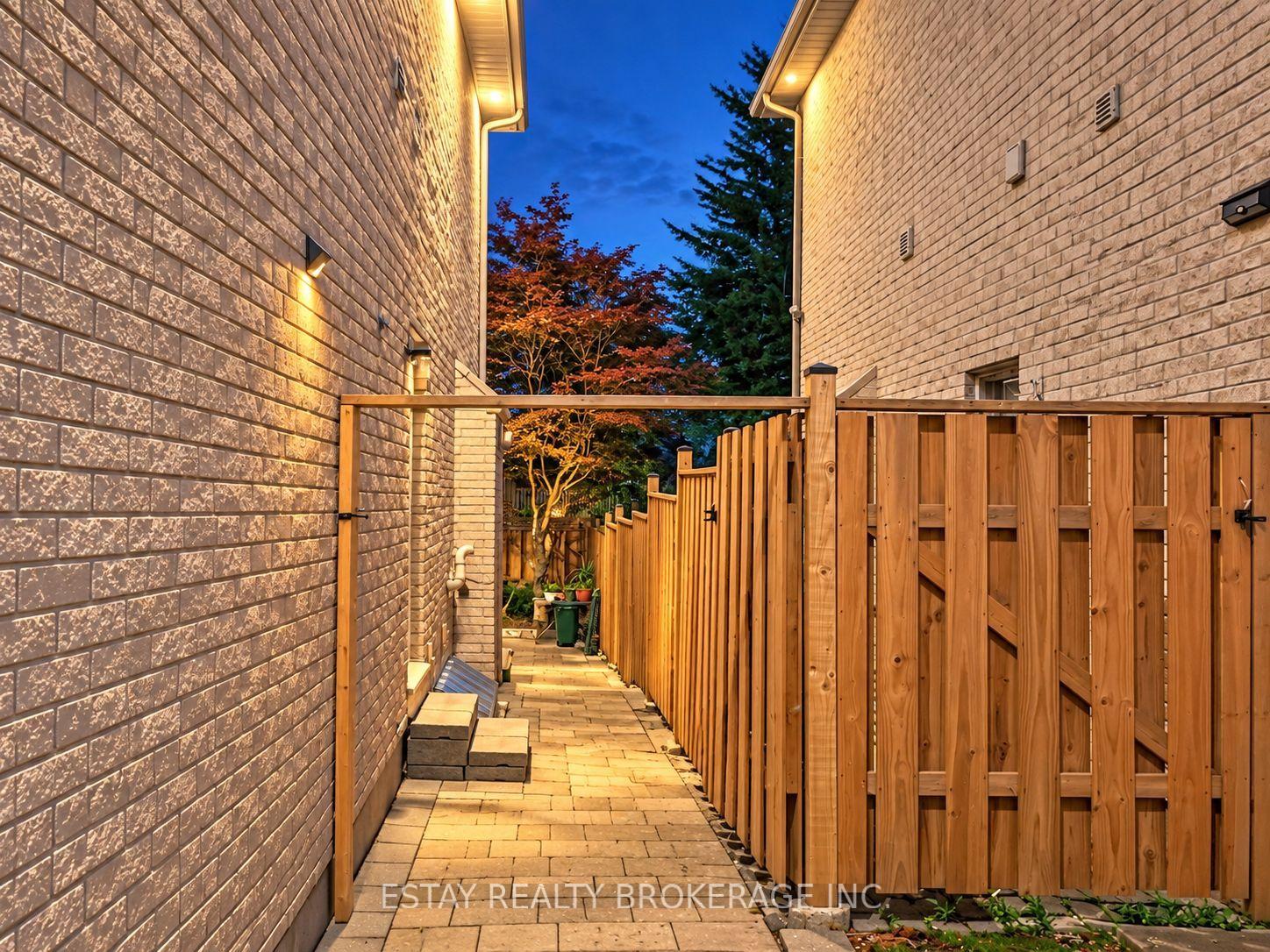 Photo 16 of 47 Pathlane Road, Richmond Hill, Langstaff — HOMEH