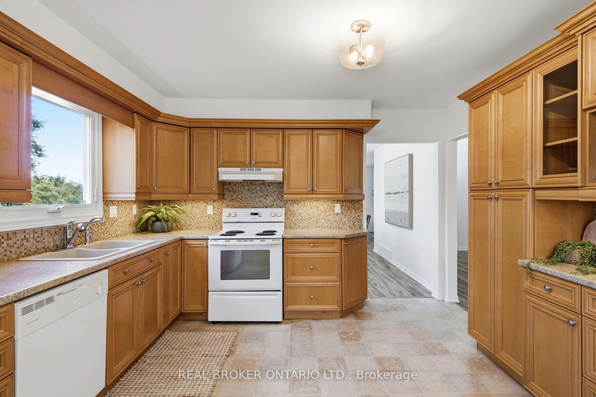Photo 17 of 22 Ripley Crescent, Waterloo — HOMEH