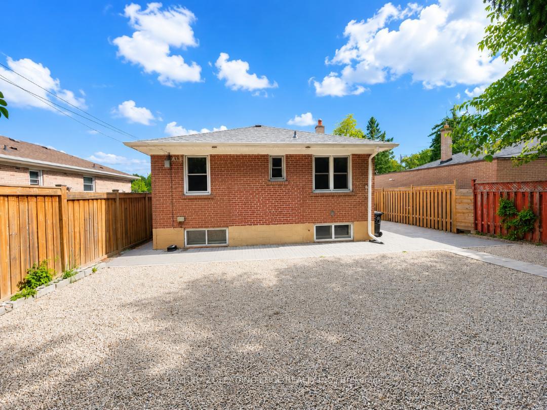 Photo 2 of 28 Eringate Drive, Etobicoke, Eringate-Centennial-West Deane — HOMEH