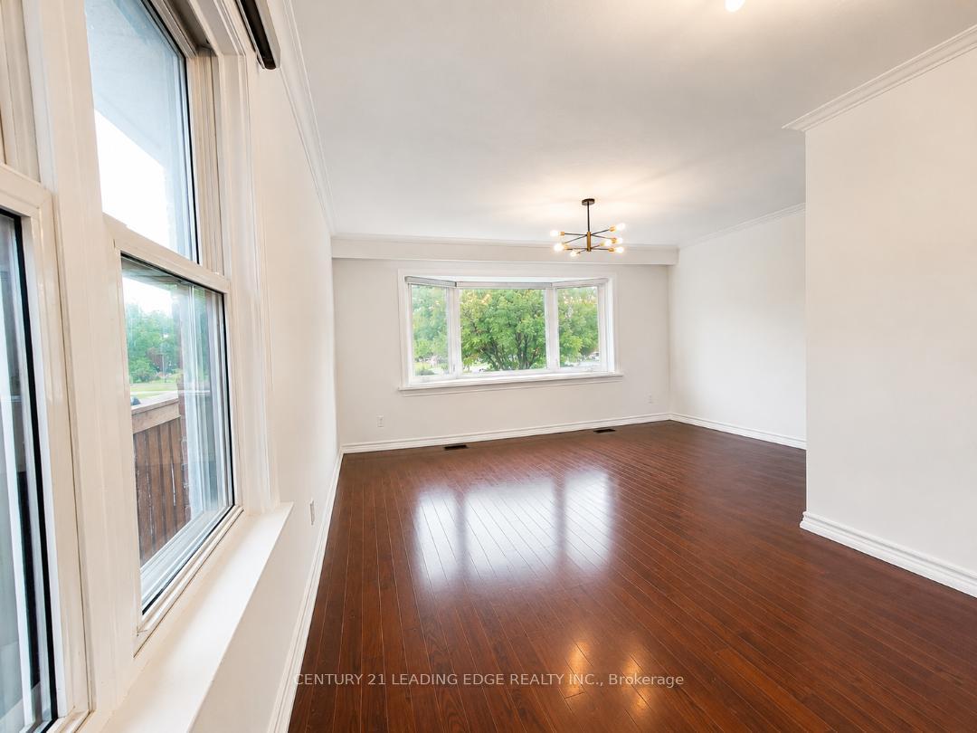 Photo 4 of 28 Eringate Drive, Etobicoke, Eringate-Centennial-West Deane — HOMEH