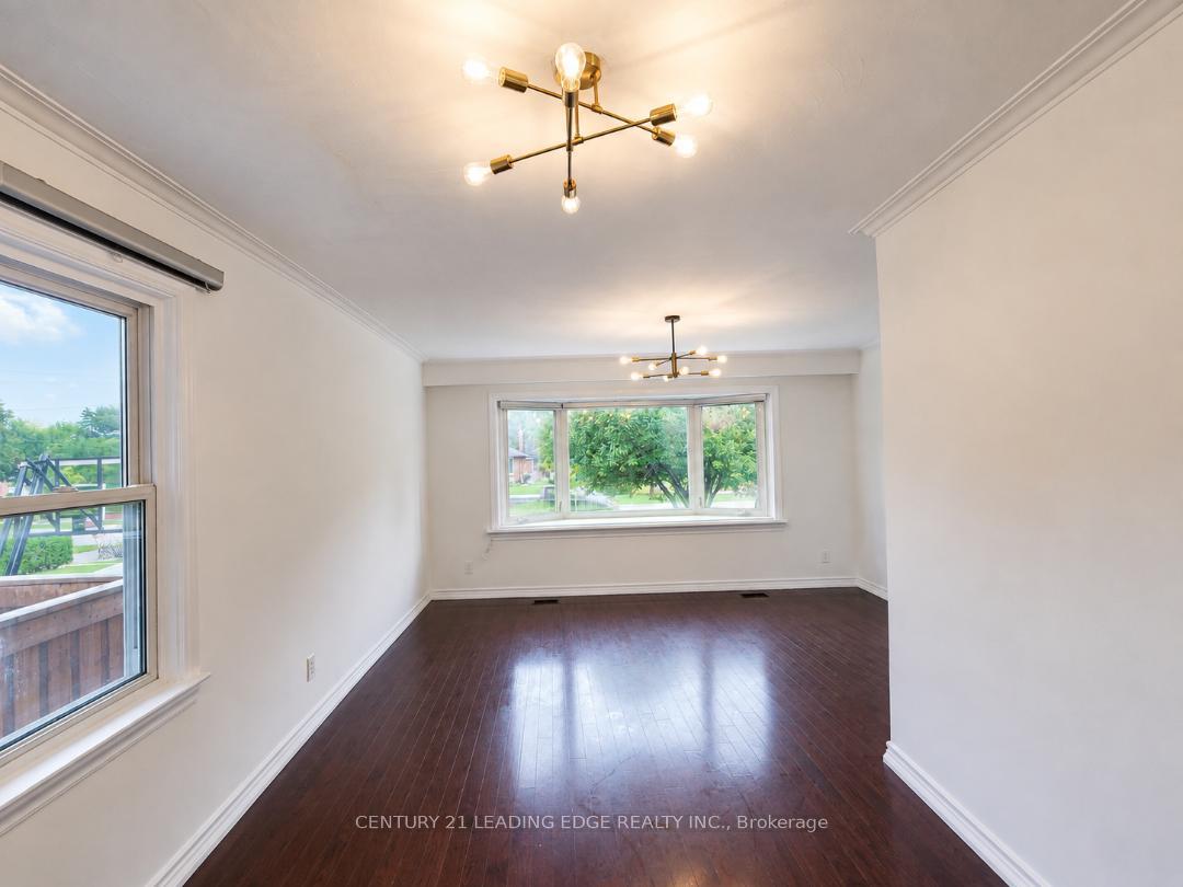 Photo 5 of 28 Eringate Drive, Etobicoke, Eringate-Centennial-West Deane — HOMEH