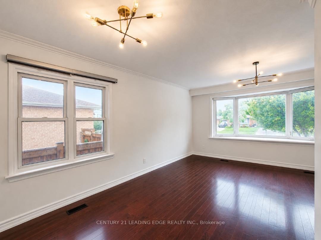 Photo 6 of 28 Eringate Drive, Etobicoke, Eringate-Centennial-West Deane — HOMEH